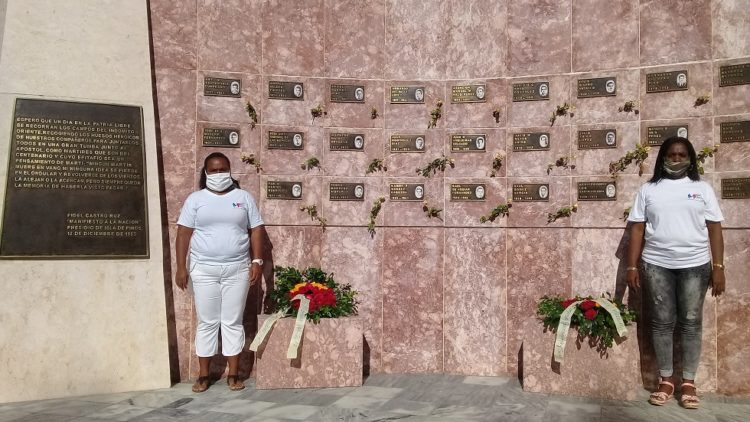 Jóvenes del Sindicato del Comercio, la Gastronomía y los Servicios rinden honor a los mártires del 26 de julio de 1953. Foto: Betty Beatón Ruiz