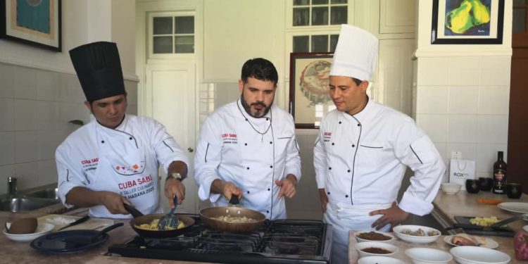 El Chef Miguel Ángel junto a Yoel e Israel. Foto: cortesía de Buena Fe