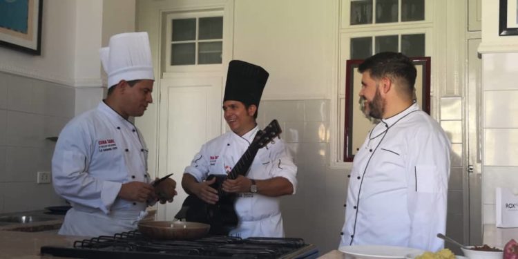 El Chef Miguel Ángel junto a Yoel e Israel. Foto: cortesía de Buena Fe