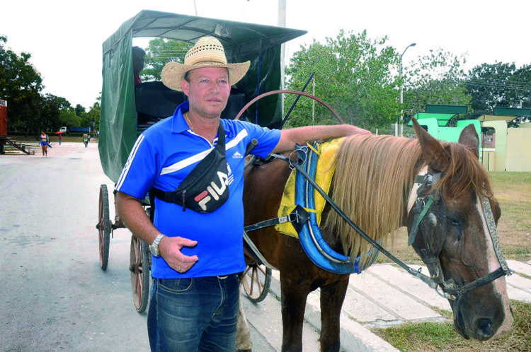 Orlis Pacheco, cochero por cuenta propia y mejor activista deportivo. Foto José Raúl Rodríguez Robleda