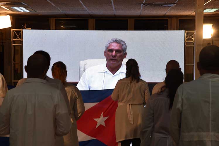 El presidente cubano a través de una videoconferencia recibió a los médicos cubanos procedentes de San Vicente y las Granadinas. Fotos PL: Emilio Herrera
