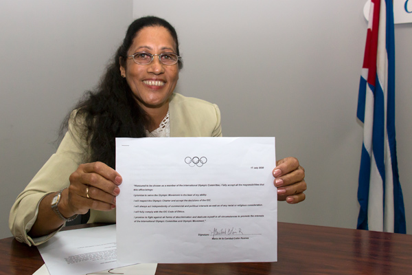 Maria Caridad Colón muestra el certificado que la acredita miembro del COI. Foto: Roberto Morejón,