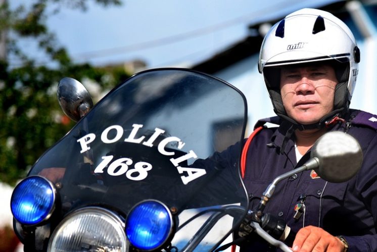 Primer suboficial Yoan Manuel Pérez García, agente del orden público de la motorizada de la Unidad de Tránsito de La Habana. Foto: Vladimir Molina Espada