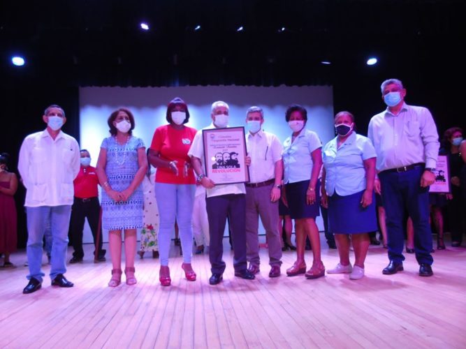 Recibieron la bandera de Colectivo Vanguardia Nacional y la condición de Destacado Nacional más de 30 empresas territoriales, unidades presupuestadas del país. Foto: Mincom Cuba Va