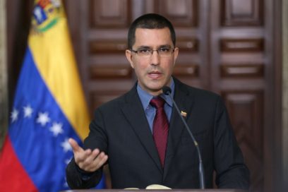 Venezuela acusa y tiende ramo de olivo