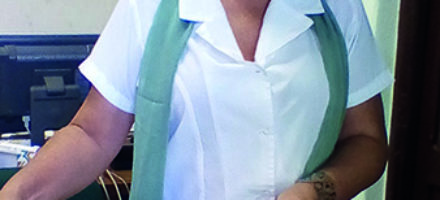 Estrella González Vega, bancaria en Sancti Spíritus, refiere que quienes laboran en el sistema bancario han realizado donativos para personas afectadas por eventos meteorológicos en varias provincias. Foto: cortesía del BPA
