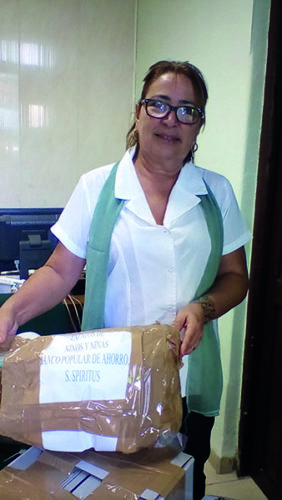 Estrella González Vega, bancaria en Sancti Spíritus, refiere que quienes laboran en el sistema bancario han realizado donativos para personas afectadas por eventos meteorológicos en varias provincias. Foto: cortesía del BPA