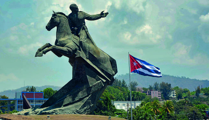 El paso del tiempo ratifica la estirpe heroica de Santiago de Cuba y de sus hijos, tan rebeldes y hospitalarios como la tierra que los vio nacer: la ciudad del Moncada, donde siempre es 26. Foto: Miguel Rubiera
