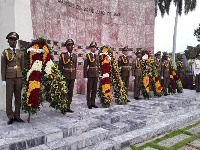 Ofrendas florares a los mártires del 26 de julio de 1953 en el día del aniversario 67 de aquella gesta heroica. Foto: Yuzdanis Vicet