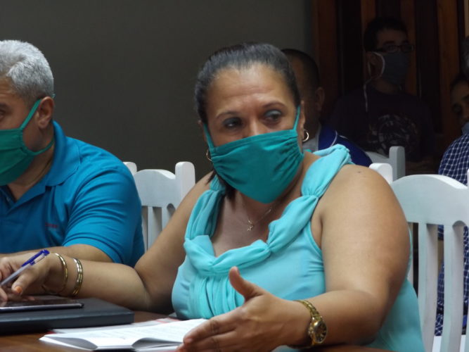 Migdalia Josefa Barreiro Cisneros, secretaria de la CTC en Granma, detalló la delicada situación que presenta la sindicalización entre los trabajadores no estatales en ese territorio oriental. Foto: Leipzig del Carmen Vázquez García