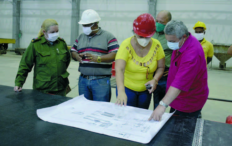 En el recorrido por Planta Mecánica, Villa Clara. Foto: Ramón Barreras Valdés