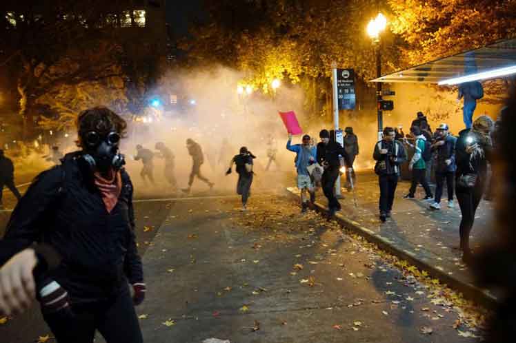 Intensas manifestaciones tuvieron lugar este sábado en numerosas ciudades, como Seattle (Washington), Omaha (Nebraska), Los Ángeles (California) y Austin (Texas), donde un hombre fue asesinado a tiros mientras marchaba con los manifestantes. Foto: Tomada de Prensa Latina