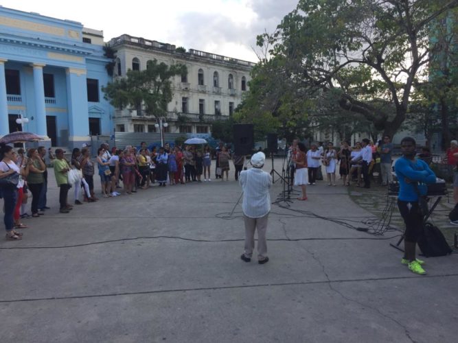 El público asiste a está actividad que es comunitaria.
