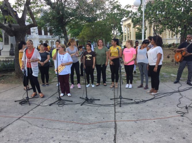 Las profesoras Isabel Díaz de la Torres y Agnelices Álvarez, dirigen el proyecto Homenaje a Marta desde las artes.