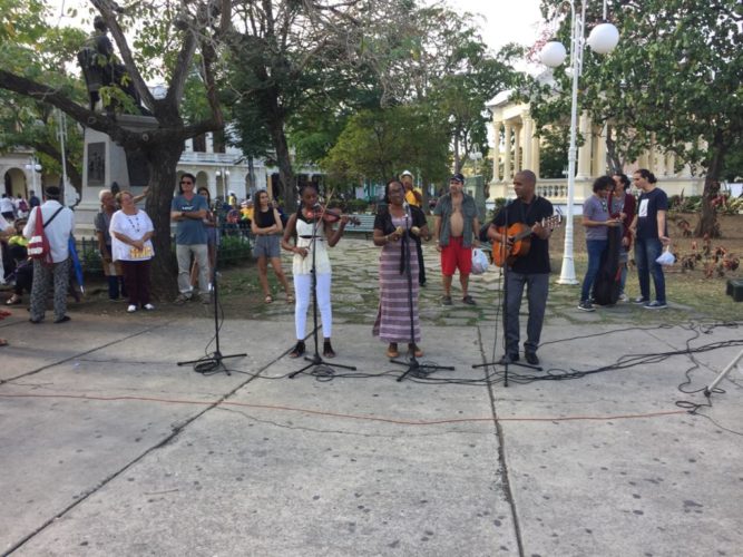 Artistas villaclareños , estudiantes de artes y aficionados participan en el homenaje que cada mes en Santa Clara se le realiza a Marta Abreu.