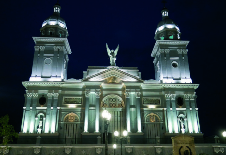 La ciudad recibirá su 505 cumpleaños con el corazón iluminado. Los edificios del llamado Anillo 0 del centro histórico estrenan un juego de luces monumentales (LED) que realzan la belleza del que tal vez sea el más afamado sitio de Santiago de Cuba. Foto: Carlos Manuel Ponce Sosa
