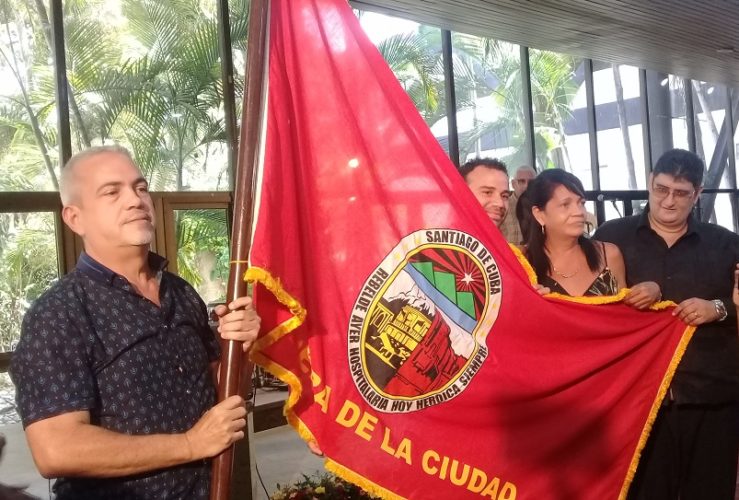 La Asamblea Municipal de Santiago de Cuba otorgó la Bandera de la Ciudad al Sello Siboney de la Egrem por sus aportes a las tradiciones musicales de una ciudad que este 25 de julio cumple 505 años de fundada como Villa y que es cuna de géneros como la trova, el bolero y el son. Foto: Betty Beatón Ruiz