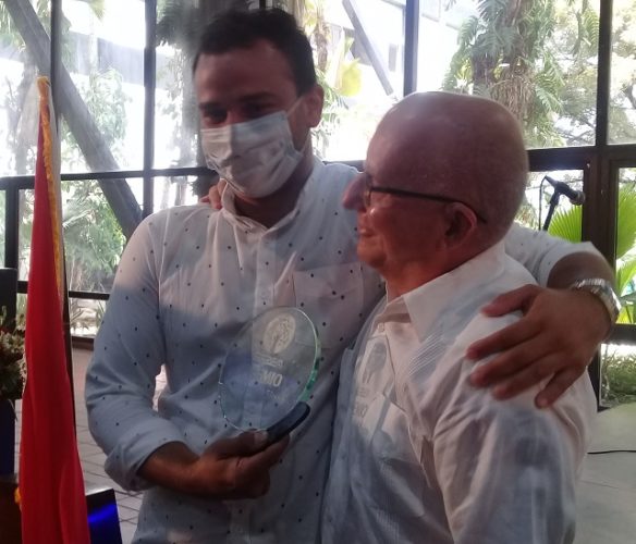 Juan Guillermo, hijo del Comandante Juan Almeida Bosque, artífice de la fundación del Sello Siboney, recibió, de manos de Mario Escalona, el Premio Especial 55 Aniversario de la Egrem otorgado a la Obra Musical del legendario guerrillero y prolífico compositor. Foto: Betty Beatón Ruiz