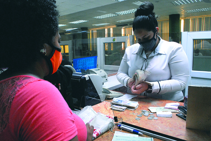 La limitación de usuarios en el interior de las sucursales bancarias para garantizar el distanciamiento físico será una de las medidas que se mantendrán durante las tres fases pos-COVID-19. Foto: Agustín Borrego