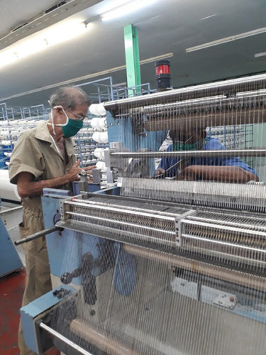 Los técnicos de la textilera Desembarco del Granma realizan adecuaciones a sus telares para utilizar la hilaza existente en el país con el propósito de continuar produciendo gasa quirúrgica. Foto: Lourdes Rey