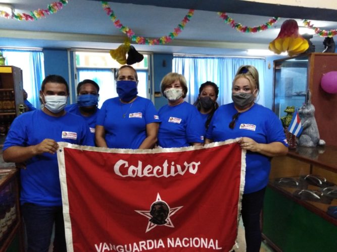 La bandera de Vanguardia Nacional llegó para quedarse, según expresaron los trabajadores de la tienda. Foto: Gretel Díaz Montalvo