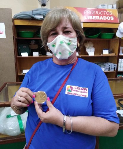 Para Susana Pardo el estandarte, así como el sello 60 aniversario de la FMC, son reconocimientos que la motivan a seguir trabajando y haciéndolo lo mejor posible. Foto: Gretel Díaz Montalvo