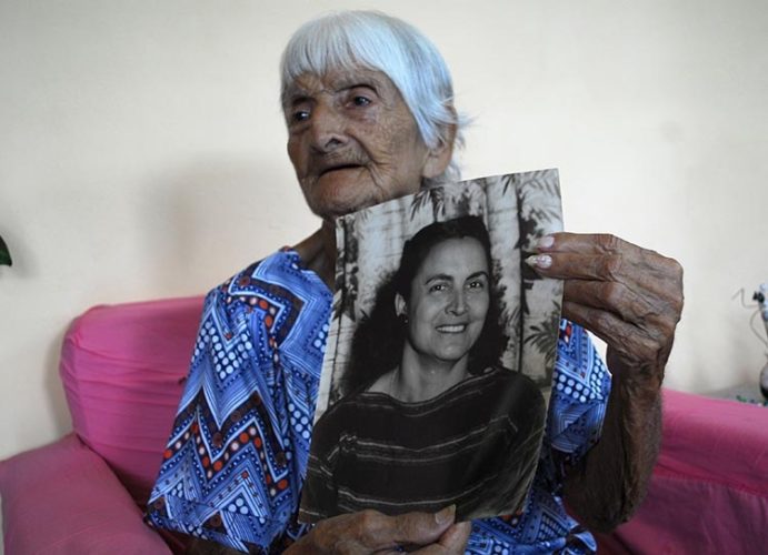 María Alfaro muestra como era cuando joven. Foto: Agustín Borrego Torres