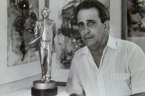 José Delarra, junto a su Martí de 1995. Foto: Juventud Rebelde