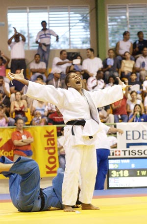 PREGUNTA A RESPONDER: ¿En qué año la judoca DriulisGonzález se convirtió por 1ra vez en campeona mundial? OPCIONES: 1)1993; 2)1995; 3)1997. OPCIONES: R/Correcta: # 2(1995) GANADORES El Gran Premio, consistente en una recarga de $ 5.00 CUC, correspondió a: Bárbara Lorente Dutíl(54580519). Residente en el municipio Santiago de Cuba, provincia Homónima. (Cubadebate) Los otros 3 ganadores que recibirán suscripciones gratis por un mes al servicio de preferencia de los vigentes en la carpeta de prestaciones por SMS del Proyecto entuMovil, de Desoft, resultaron ser: .-58798740: Drianis Luna Ramírez, vecina del muniipioYateras, provincia Guantánamo. .-58271017: Daniel Espinosa Rodríguez, residente en el municipio Florida, provincia Camagüey. .-55112329: Germán Núñez Montero, vecino del municipio Guantánamo, provincia homónima.