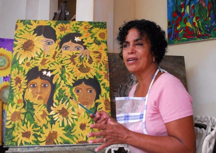 Elizabeth Rodríguez Reyes muestra sus girasoles. Foto: Agustín Borrego Torres