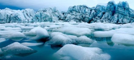 La catastrófica pérdida de hielo que sufre la Tierra conlleva nefastas consecuencias para los humanos y las restantes especies biológicas que habitan el planeta. Tomada de: Catástrofes Mundiales