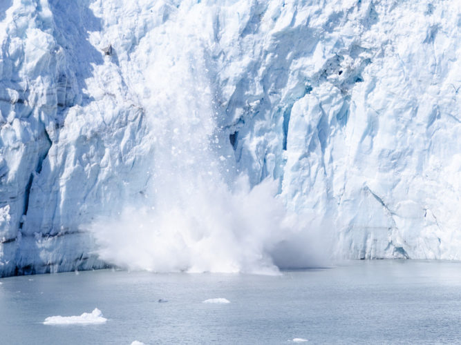 El aumento del nivel del mar ocasionado por el derretimiento de los glaciares y las capas de hielo podrían alcanzar un metro a finales de este siglo, con graves perjuicios para millones de personas residente en zonas bajas. Tomada de: Larsavisión.tv