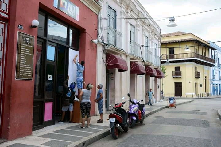 A pesar de la calma atmosférica, los agramontinos no se detienen y fortalecen instituciones laborales y hogares para minimizar los daños que pueda ocasionar la tormenta tropical . Foto: Leandro Armando Pérez Pérez