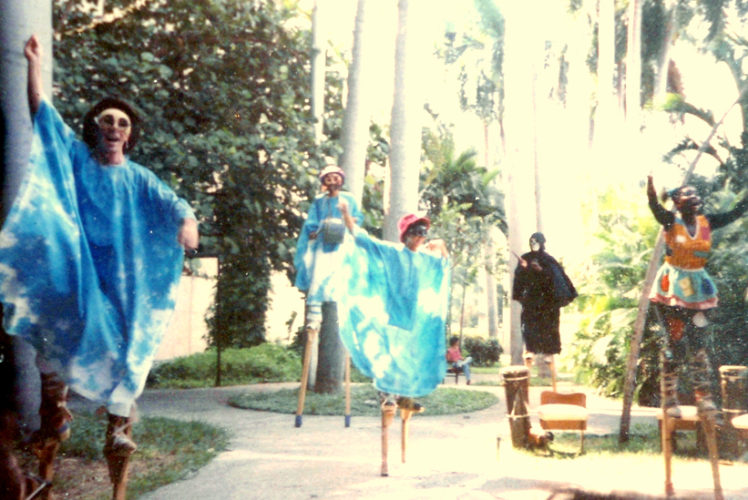Copia de una foto analógica hecha en 1995 a la puesta en escena de Patakín de una muñeca negra en los jardines del Teatro Nacional de Cuba.