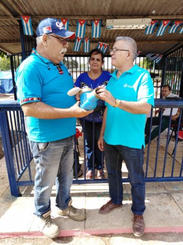 Entre los hombres imprescindibles en la garantía de la calidad del recurso agua en Ciego de Ávila, está el Máster en Ciencias Rafael González-Abreu Fernández (a la izquierda), Premio Nacional a la Innovación de Mayor Impacto Económico y Social en 2017. Foto: Cortesía de Empresa de Aprovechamiento Hidráulico