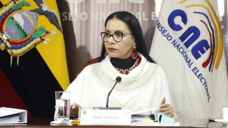 Este viernes la presidenta del Consejo Nacional Electoral del Ecuador, Diana Atamaint (en la foto), declaró que la aceptación de las precandidaturas es "personal, personalísima y quien no cumpla el requisito no podrá inscribir su candidatura", decisión que ha sido denunciada como violatoria de las normativas establecidas. Foto: Tomada de Primicias