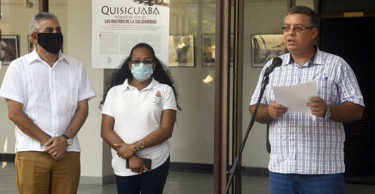 El Doctor Félix Julio junto a autor de la muestra y Lien Lucía García, directora del Museo Quisicuaba. Foto: Joaquín Hernández Mena