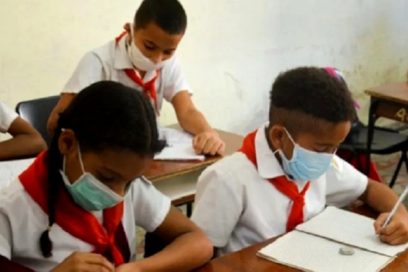 A las aulas, con libretas, lápices… y nasobucos
