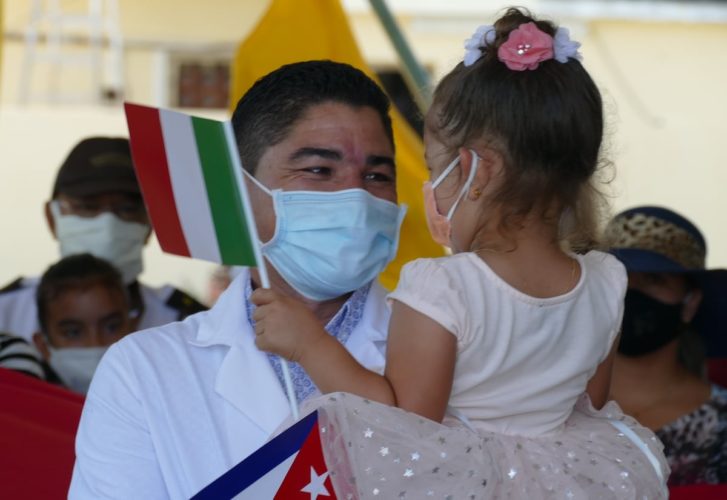 Tras tres meses en Italia como miembro de la Henry Reeve, Yoydel Santines se reencontró con su hija. Foto: Héctor García