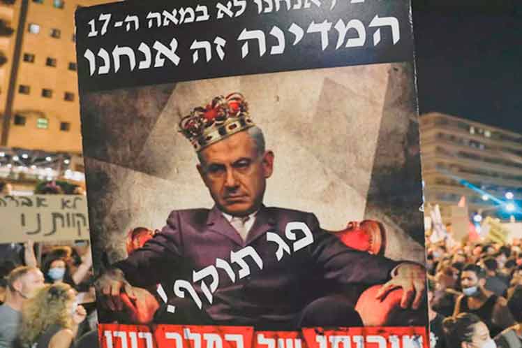 A Netanyahu, que deberá enfrentar a la Corte en enero por presuntos delitos de cohecho, fraude y abuso de confianza, también le reprochan su ineficacia para sortear la debacle económica ligada a la emergencia de la COVID-19. Foto: Tomada de PL