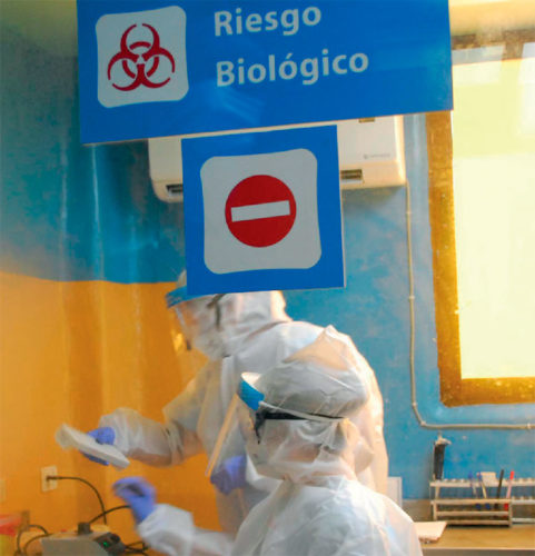 Día y noche se labora en el reabierto laboratorio de biología molecular en el Hospital Universitario Clínico Quirúrgico Comandante Manuel Fajardo. Foto: Agustín Borrego