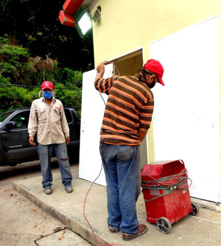 Los vecinos aportaron la fuerza de trabajo. Foto: Jorge Pérez Cruz