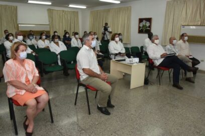 Díaz-Canel con científicos que trabajan en candidatos vacunales contra la COVID-19