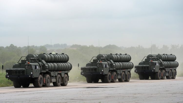 Army-2020 incluye la demostración de al menos 700 equipos de guerra, según destacó el ministerio de Defensa ruso (En la foto, un sistema ruso S-400 Triumph durante el ensayo para un desfile). Foto: Tomada de RT