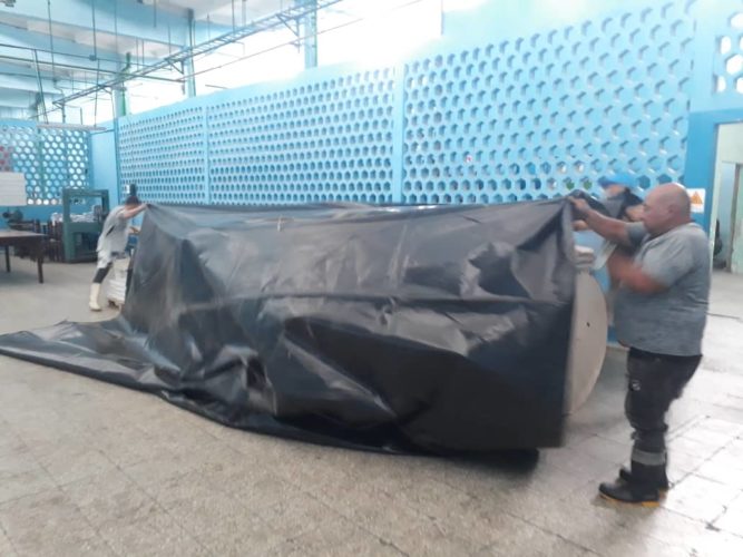 Las entidades espirituanas protegen los recursos disponibles para evitar daños tras el azote de la Tormenta tropical Laura. Foto: Yuleiky Obregón Macías