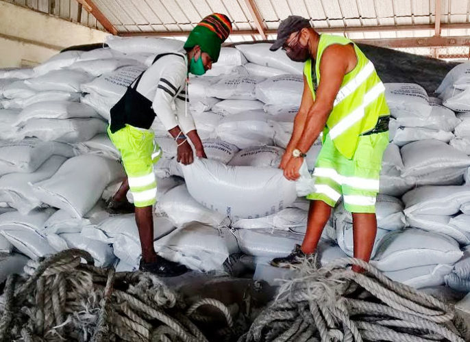 La protección de los recursos existentes en el puerto y los almacenes mayoristas es de las primeras medidas adoptadas en la provincia de Santiago de Cuba. Foto: Betty Beatón Ruiz