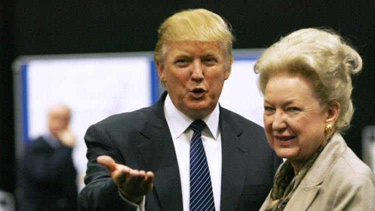 El presidente Donald Trump recibe juicios descalificadores de parte de su hermana, Maryanne Trump Barry, con quien aparece en esta foto tomada en junio del 2008 en Aberdeen, Escocia. Foto: Tomada de RT