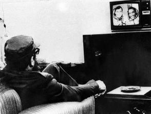 Fidel Castro mirando por televisión al cosmonauta cubano Arnaldo Tamayo Méndez junto al cosmonauta soviético Yuri Romanenko durante una trasmisión de la misión espacial Soyuz-38, La Habana. Fuente: Cubadebate Fecha: 09/1980