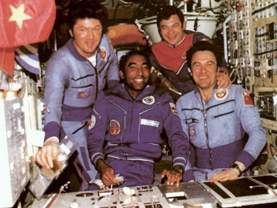 El 19 de septiembre la Soyuz-38 se acopló a la nave orbital Saliut-6, estación espacial que operó casi 5 años (desde septiembre de 1977 hasta julio de 1982). Allí se unieron a la cuarta tripulación residente en la Saliut-6, formada por los cosmonautas Leonid Popov y Valeri Riumin.