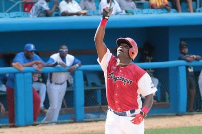 Out 27: ¿Quién “enlaza” a Dennis?